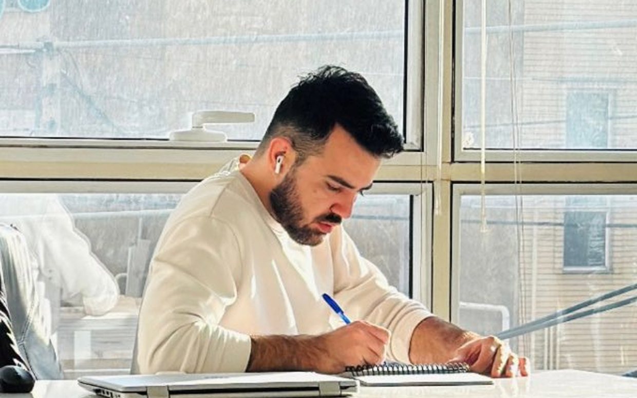 Mehdi Hosseini planning an SEO and AdSense project at his Istanbul desk